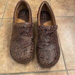 b.o.c. Dark Brown Patterned Clogs